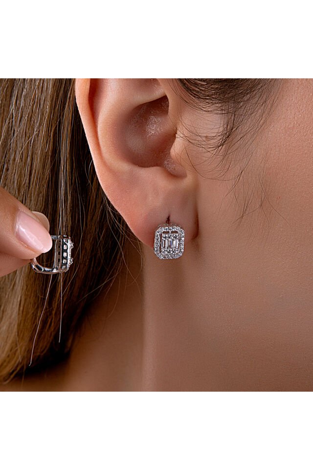 925 Ayar Gümüş Baget Taşlı J Küpe