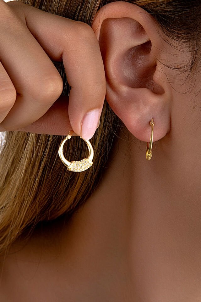 8 Ayar Altın Kaplama 925 Ayar Gümüş Yassı Halka Taşlı Küpe