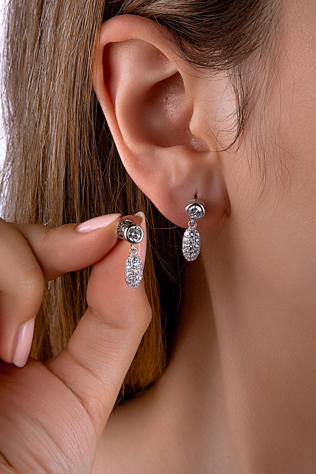 925 Ayar Gümüş Sallantılı Taşlı Oval Küpe