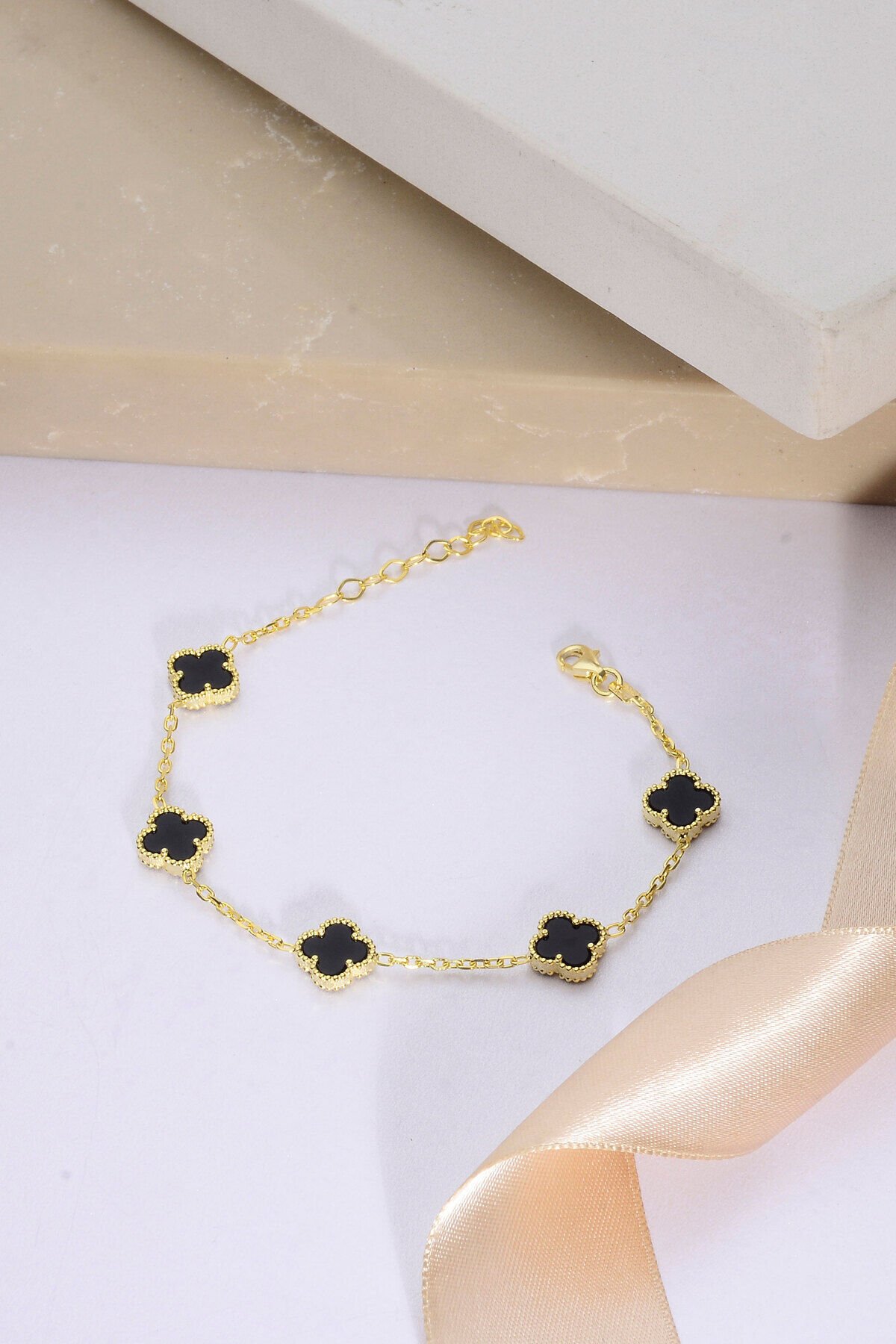 925 Ayar Gümüş Beşli 10 mm Yonca Bileklik Altın & Siyah - 16 cm