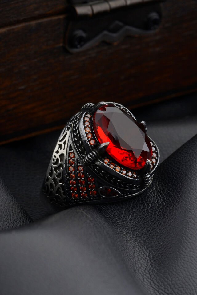 925 AYAR GÜMÜŞ OVAL DETAYLI KIRMIZI ZİRKON TAŞLI ERKEK YÜZÜK