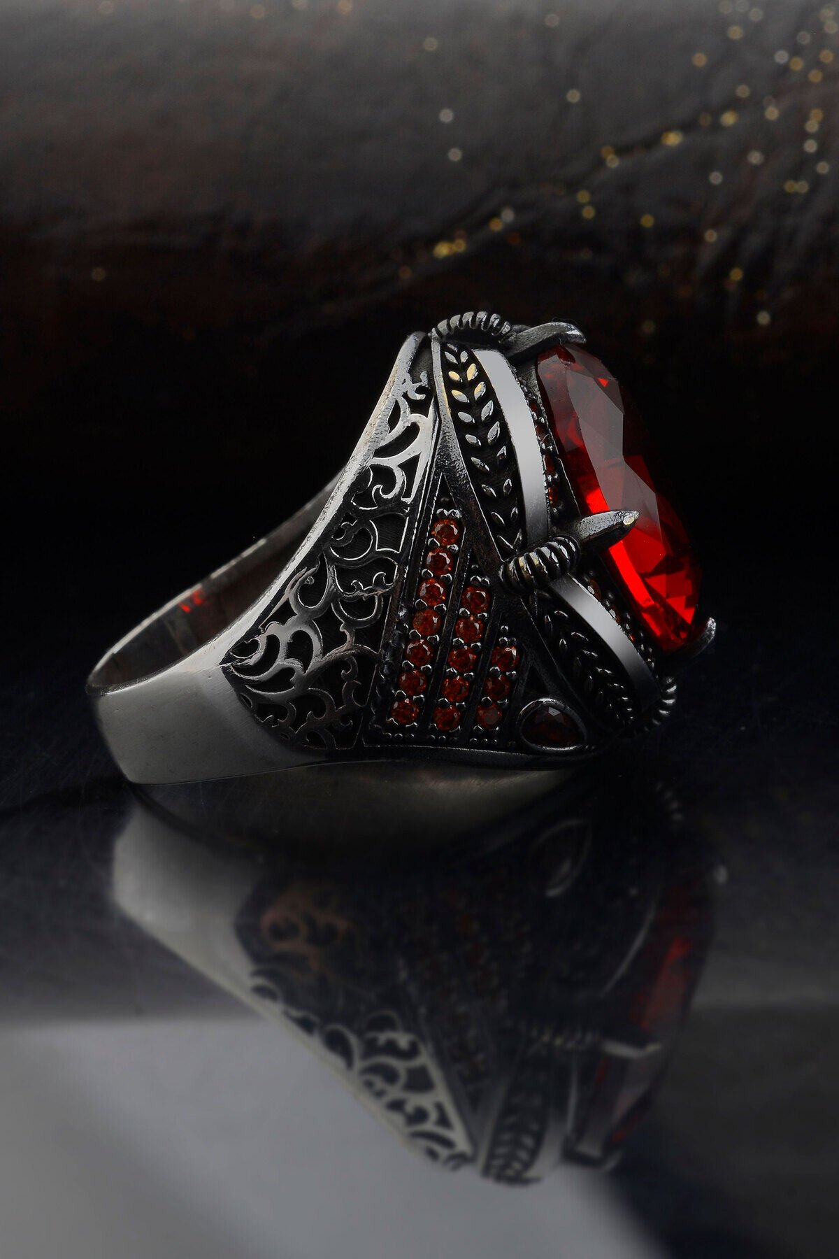 925 AYAR GÜMÜŞ OVAL DETAYLI KIRMIZI ZİRKON TAŞLI ERKEK YÜZÜK