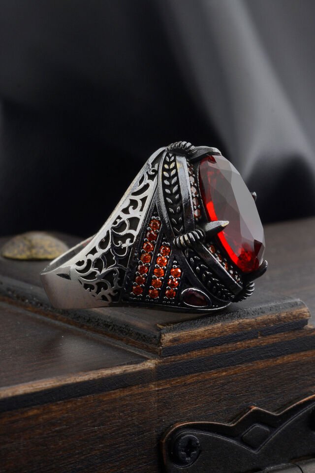 925 AYAR GÜMÜŞ OVAL DETAYLI KIRMIZI ZİRKON TAŞLI ERKEK YÜZÜK