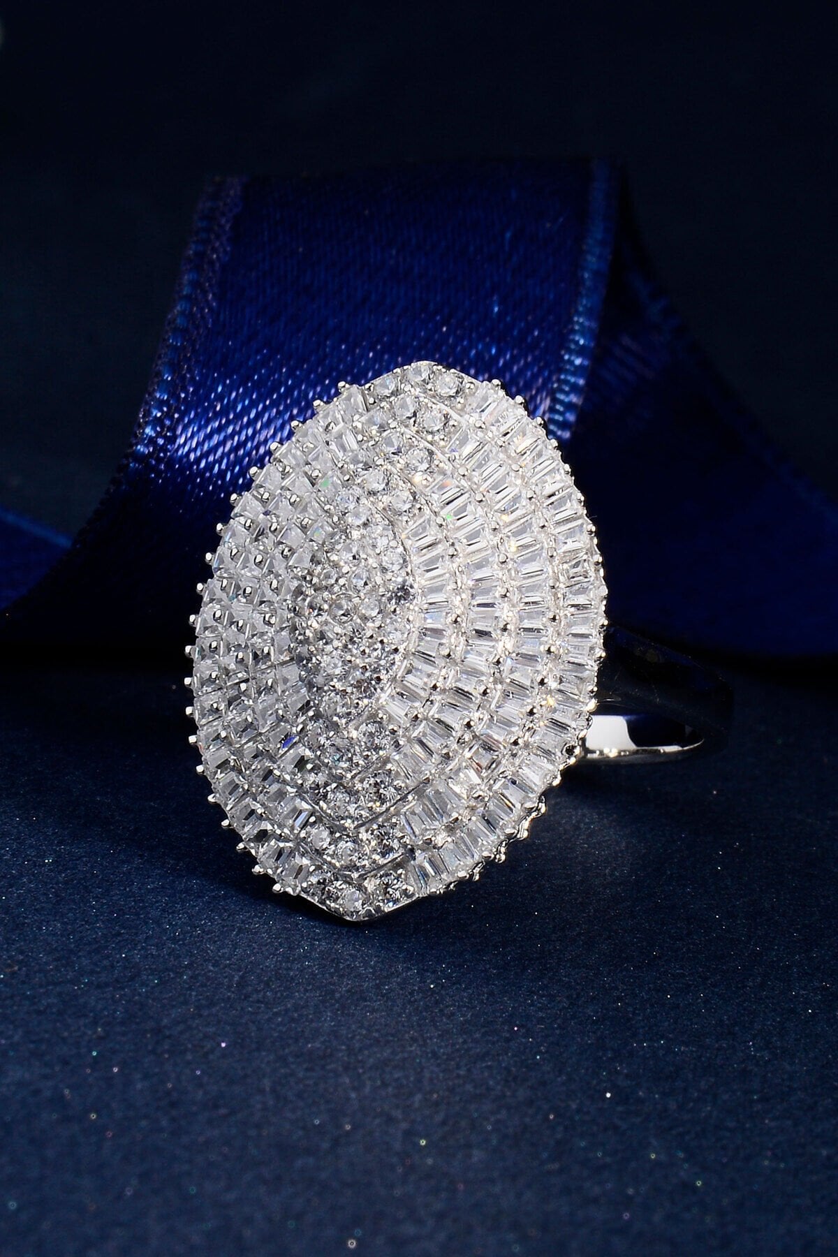 925 AYAR GÜMÜŞ BAGET YUVARLAK ZİRKON TAŞLI YÜZÜK