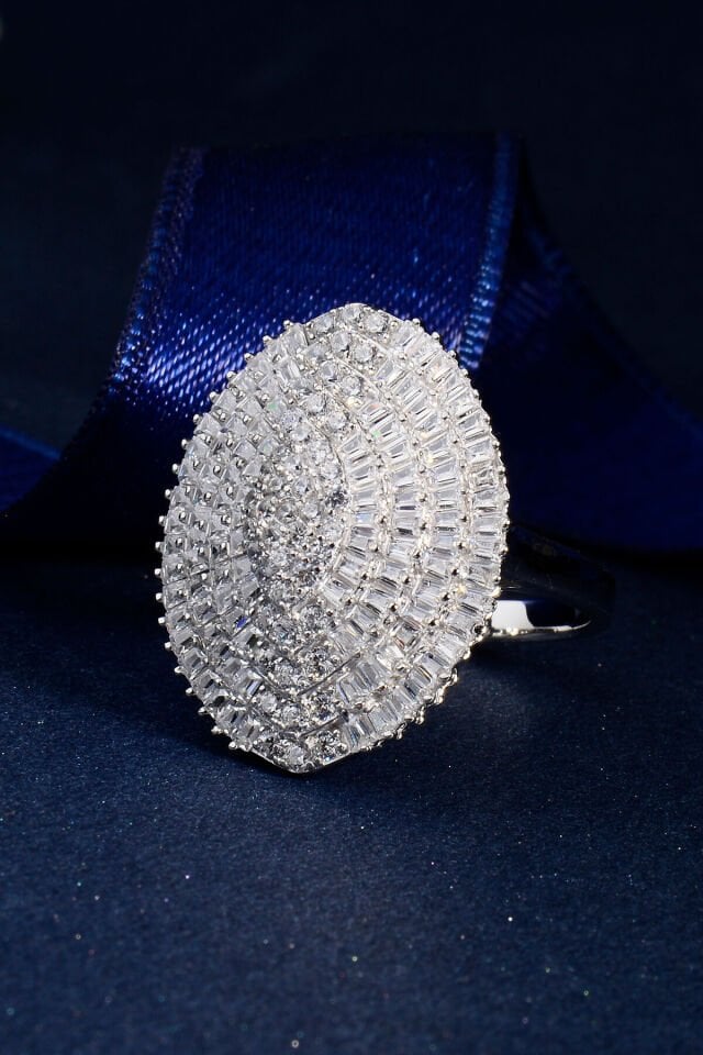 925 AYAR GÜMÜŞ BAGET YUVARLAK ZİRKON TAŞLI YÜZÜK