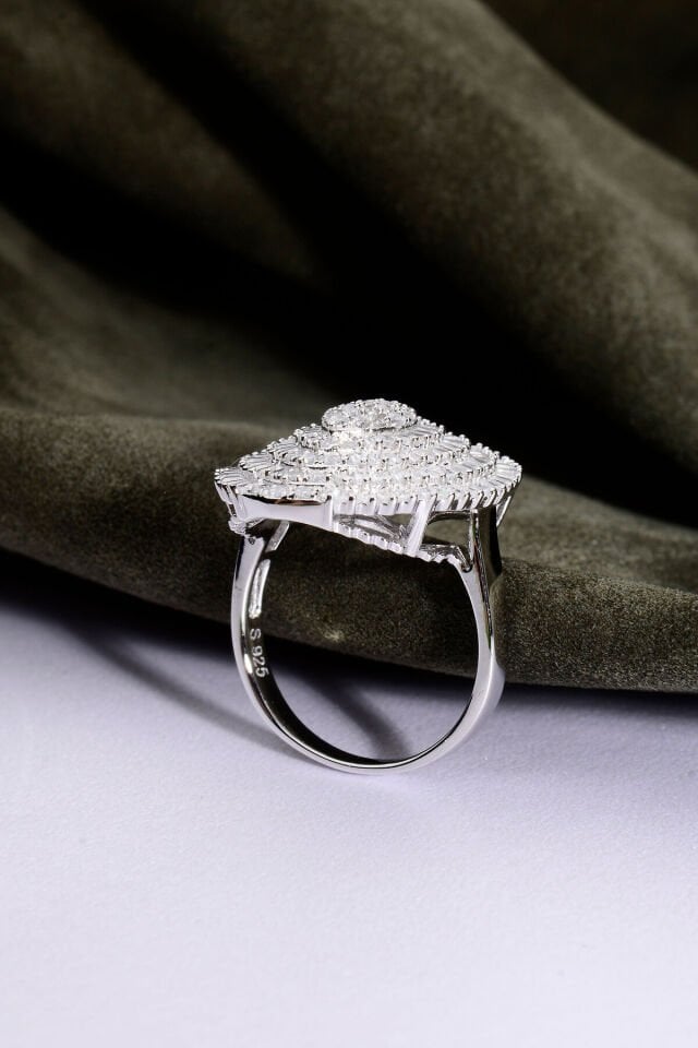 925 AYAR GÜMÜŞ BAGET YUVARLAK ZİRKON TAŞLI YÜZÜK