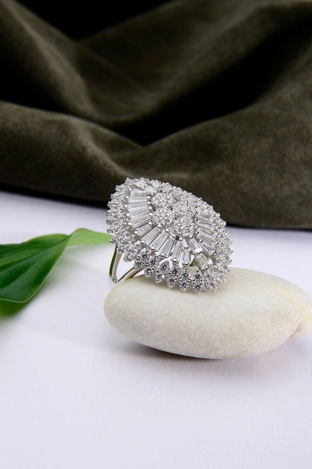 925 AYAR GÜMÜŞ YAPRAK MODEL TAŞLI YÜZÜK