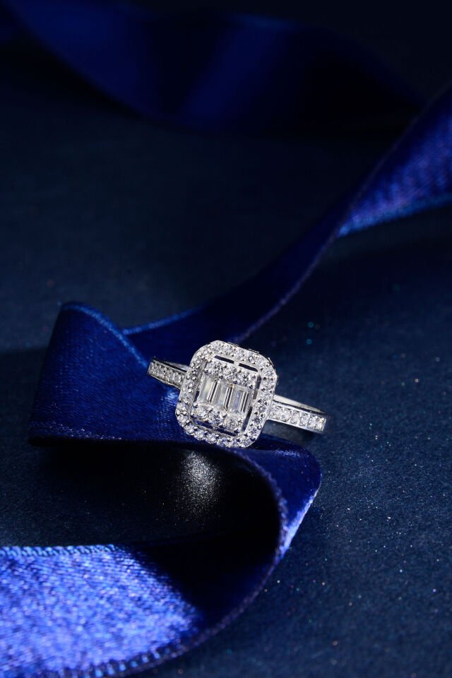 925 AYAR GÜMÜŞ BAGET KESİM 3 TAŞLI YÜZÜK