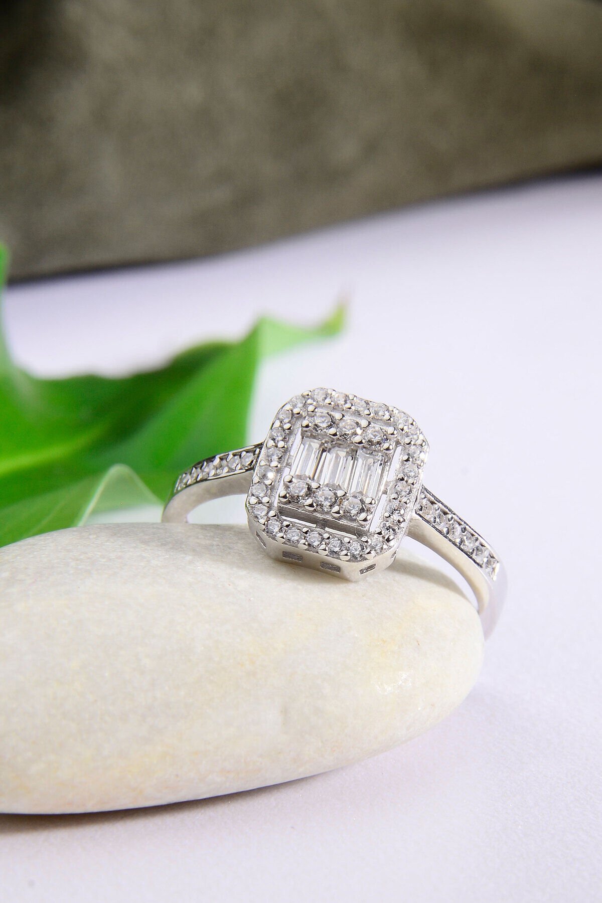 925 AYAR GÜMÜŞ BAGET KESİM 3 TAŞLI YÜZÜK