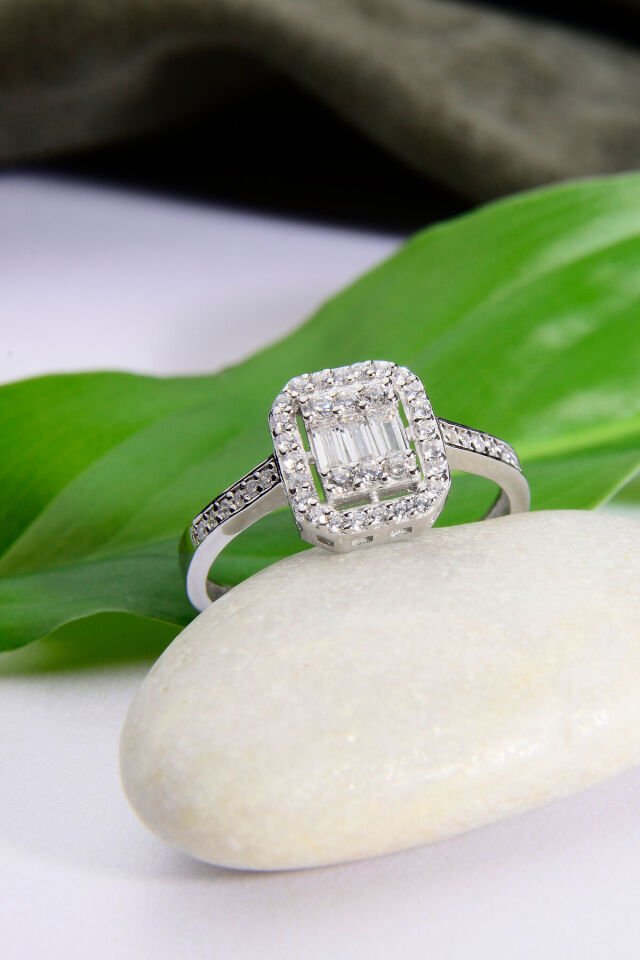 925 AYAR GÜMÜŞ BAGET KESİM 3 TAŞLI YÜZÜK