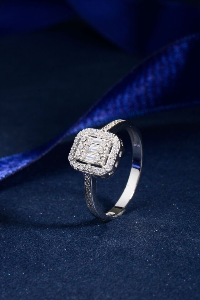 925 AYAR GÜMÜŞ BAGET KESİM 3 TAŞLI YÜZÜK