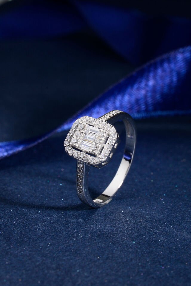 925 AYAR GÜMÜŞ BAGET KESİM 3 TAŞLI YÜZÜK