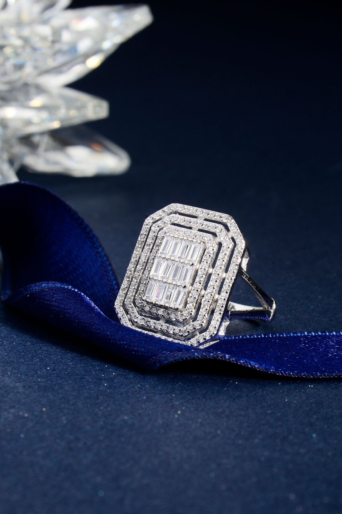 925 AYAR GÜMÜŞ 3 SIRALI TAŞ DÖŞEMELİ BÜYÜK BAGET YÜZÜK