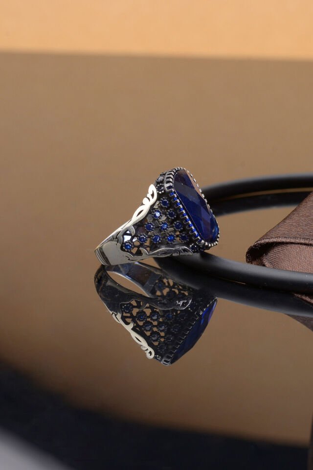 MAVİ ZİRKON TAŞLI YANLARI ZİRKON İŞLEMELİ 925 AYAR GÜMÜŞ ERKEK YÜZÜK