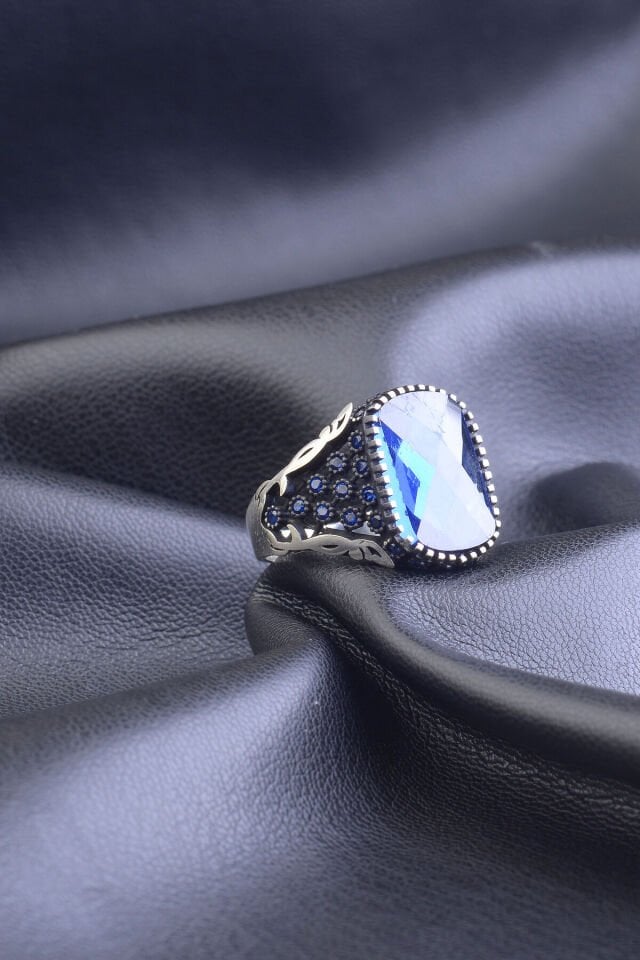 MAVİ ZİRKON TAŞLI YANLARI ZİRKON İŞLEMELİ 925 AYAR GÜMÜŞ ERKEK YÜZÜK