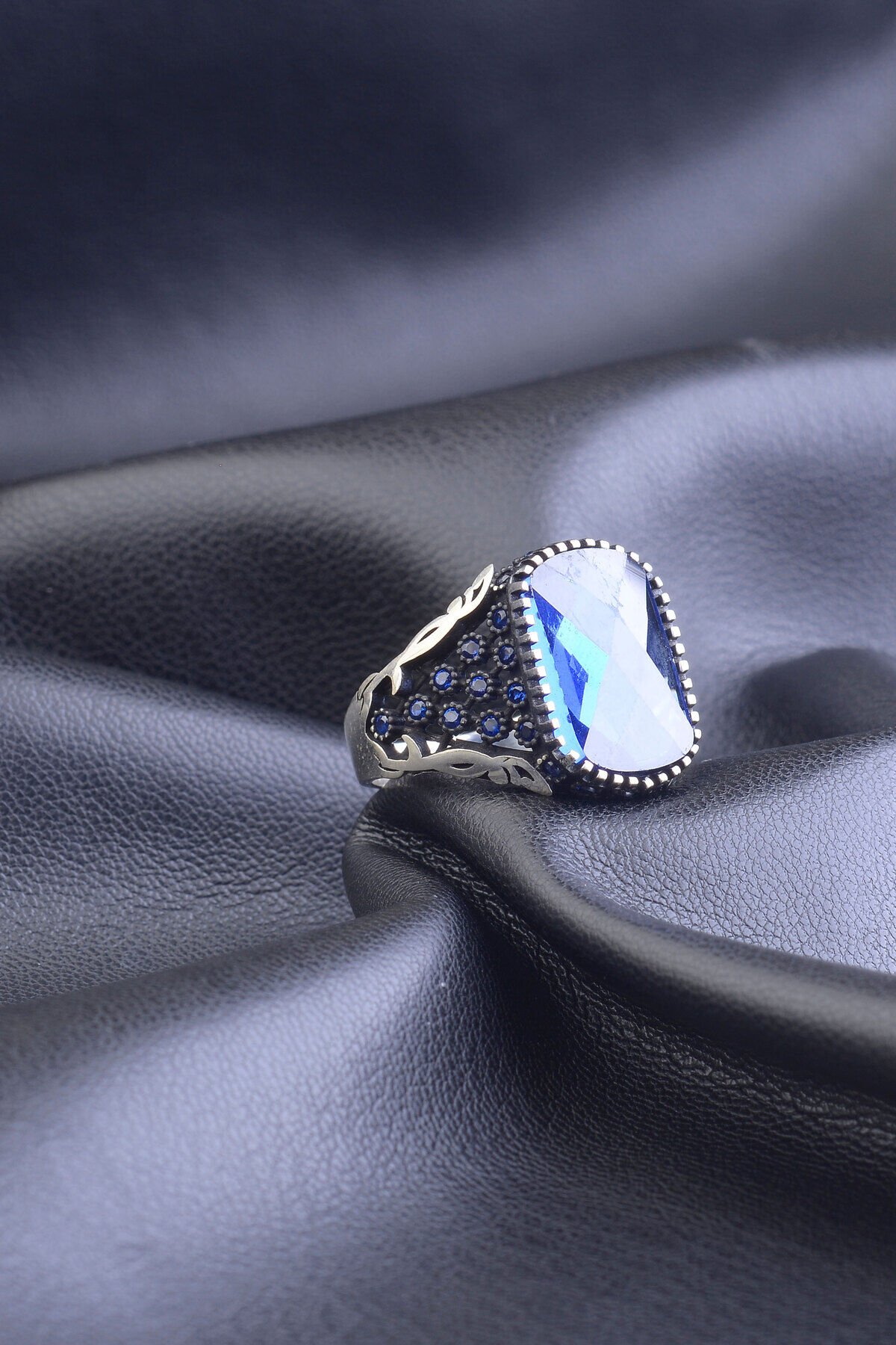 MAVİ ZİRKON TAŞLI YANLARI ZİRKON İŞLEMELİ 925 AYAR GÜMÜŞ ERKEK YÜZÜK