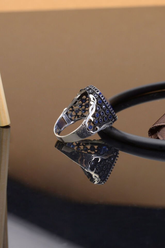 MAVİ ZİRKON TAŞLI YANLARI ZİRKON İŞLEMELİ 925 AYAR GÜMÜŞ ERKEK YÜZÜK