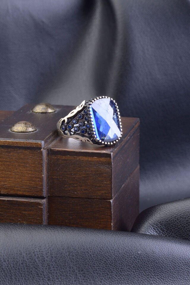 MAVİ ZİRKON TAŞLI YANLARI ZİRKON İŞLEMELİ 925 AYAR GÜMÜŞ ERKEK YÜZÜK