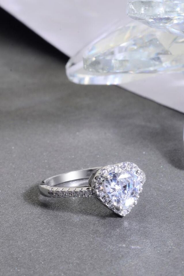 925 Ayar Gümüş Beyaz Taşlı Kalp Yüzük