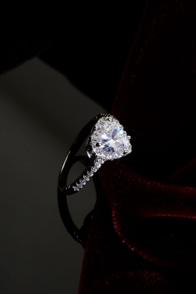 925 Ayar Gümüş Beyaz Taşlı Kalp Yüzük