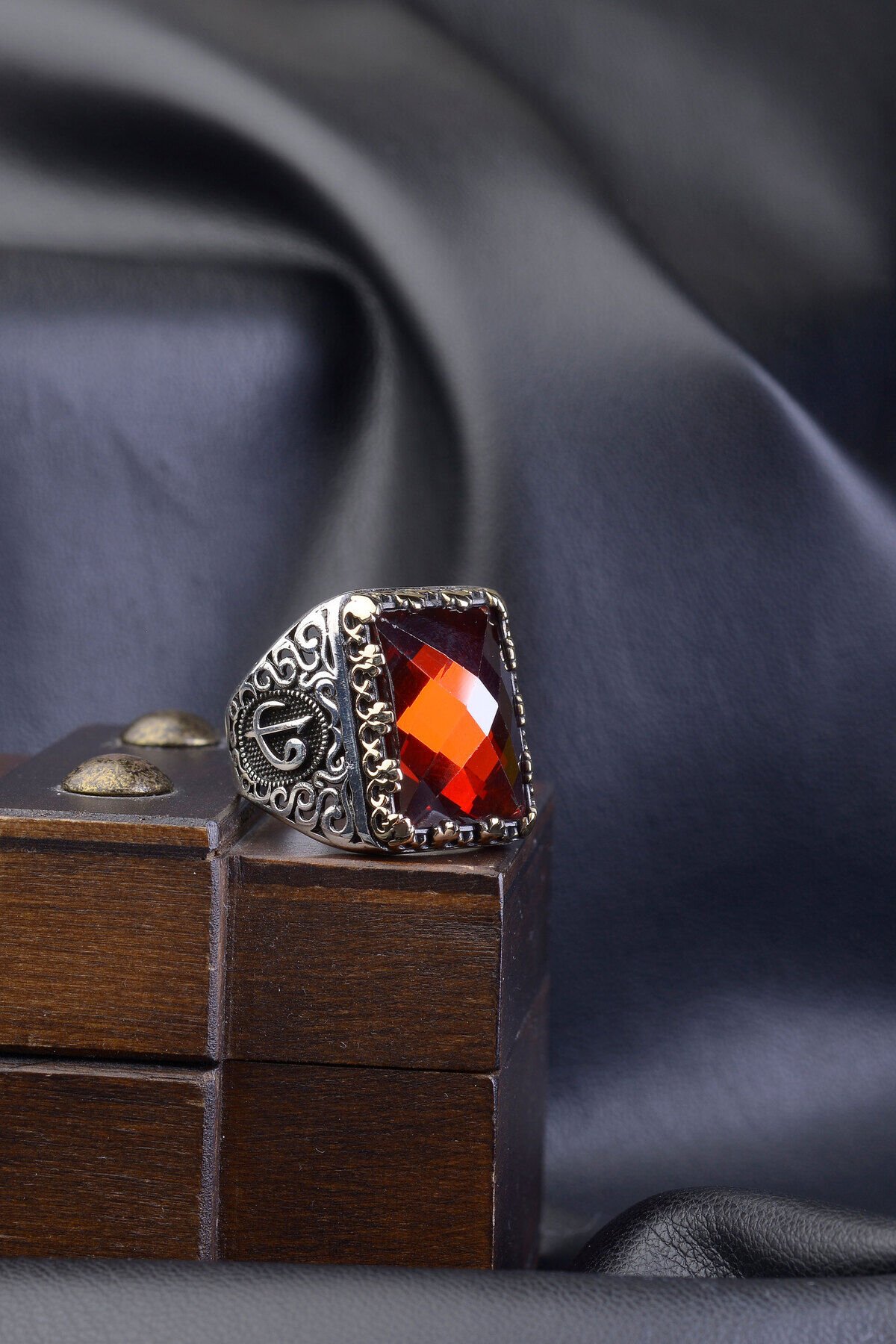 KIRMIZI ZİRKON TAŞLI VAV ELİF KARE 925 AYAR GÜMÜŞ ERKEK YÜZÜK