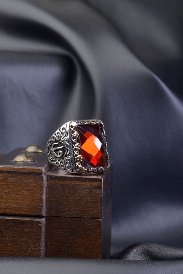 KIRMIZI ZİRKON TAŞLI VAV ELİF KARE 925 AYAR GÜMÜŞ ERKEK YÜZÜK