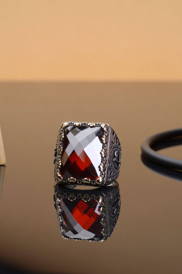 KIRMIZI ZİRKON TAŞLI VAV ELİF KARE 925 AYAR GÜMÜŞ ERKEK YÜZÜK