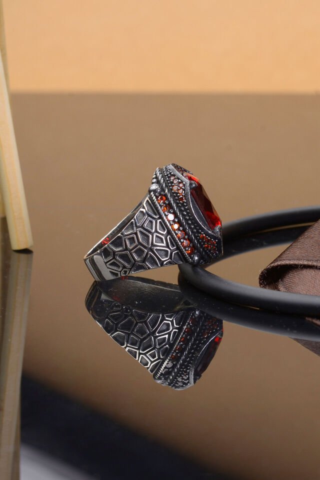 KIRMIZI ZİRKON TAŞLI ZİRKON TAŞ SÜSLEMELİ 925 AYAR GÜMÜŞ ERKEK YÜZÜĞÜ