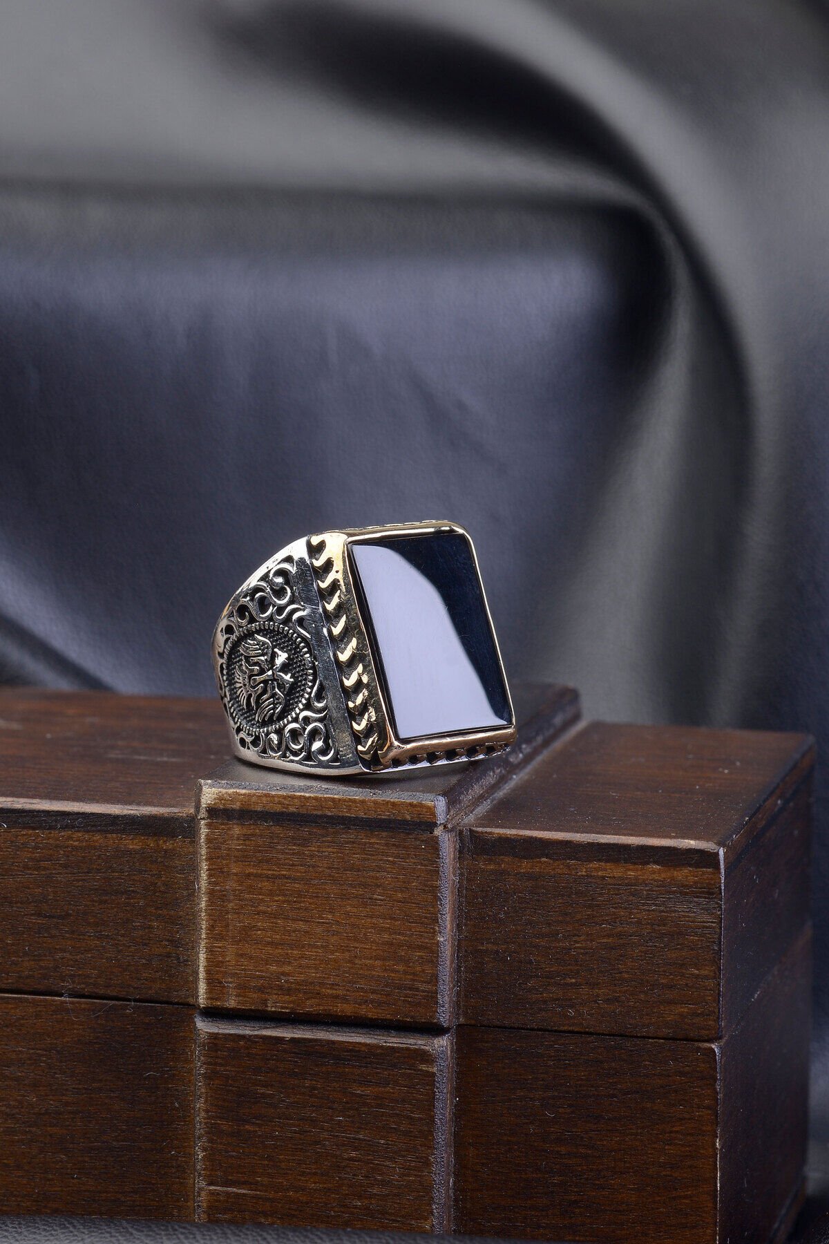 SİYAH KENARLARI SELÇUKLU KARTAL İŞLEMELİ 925 AYAR GÜMÜŞ ERKEK YÜZÜK