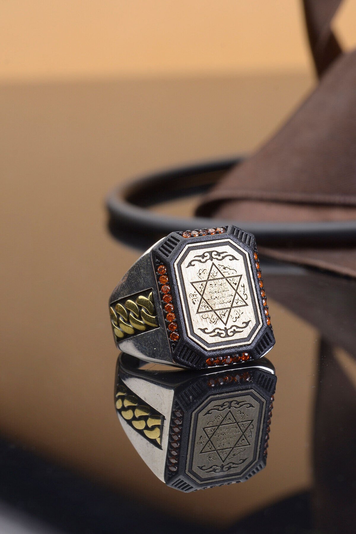 MÜHRÜ SÜLEYMAN İŞLEMELİ KENARLARI TAŞ DETAYLI 925 AYAR GÜMÜŞ ERKEK YÜZÜK