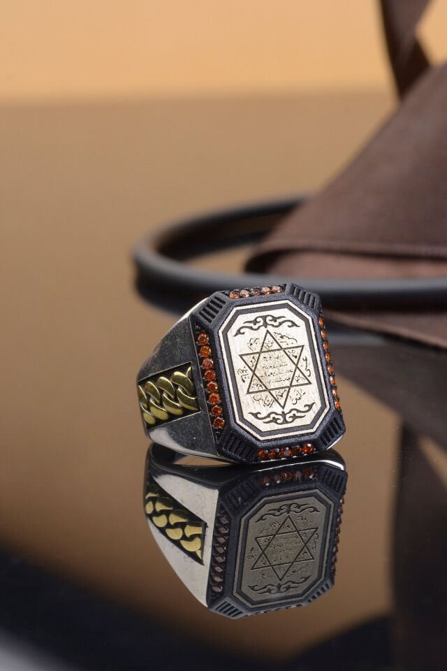 MÜHRÜ SÜLEYMAN İŞLEMELİ KENARLARI TAŞ DETAYLI 925 AYAR GÜMÜŞ ERKEK YÜZÜK