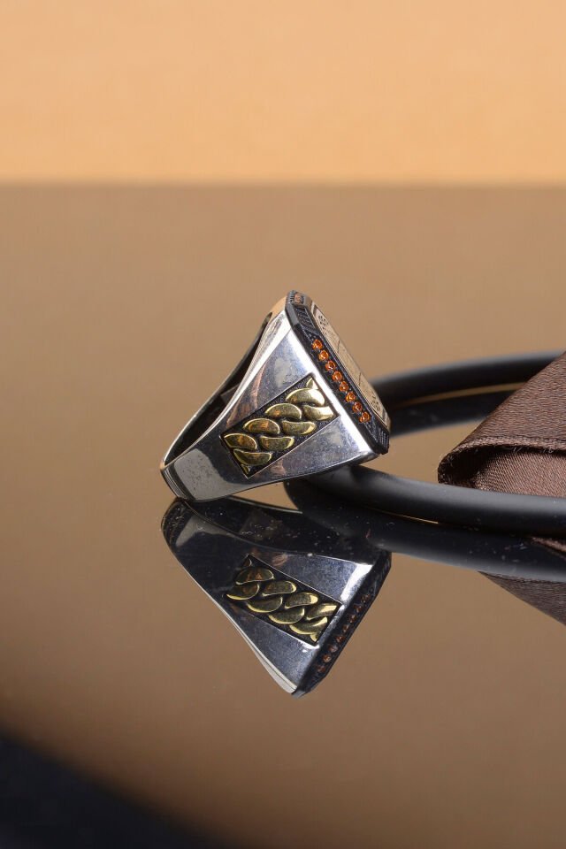 MÜHRÜ SÜLEYMAN İŞLEMELİ KENARLARI TAŞ DETAYLI 925 AYAR GÜMÜŞ ERKEK YÜZÜK