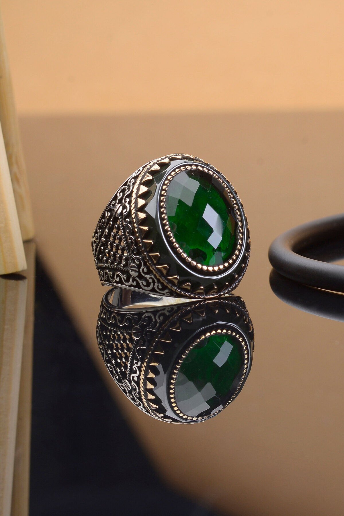 YEŞİL ZİRKON TAŞLI YANLARI DESENLİ 925 AYAR GÜMÜŞ ERKEK YÜZÜK