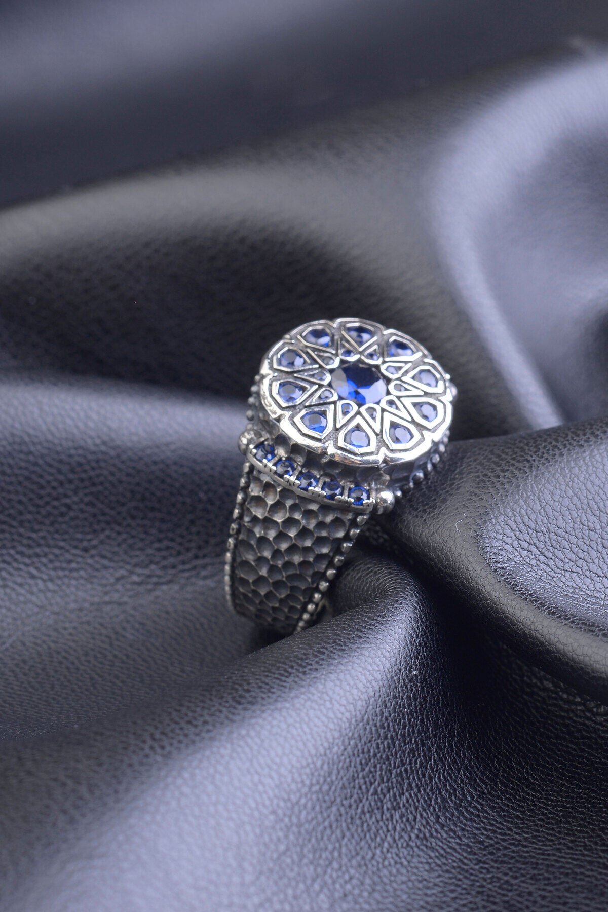 MAVİ DAMLA KESİM ZİRKON TAŞ YANLARI KARBON İŞEMELİ 925 AYAR GÜMÜŞ ERKEK YÜZÜK