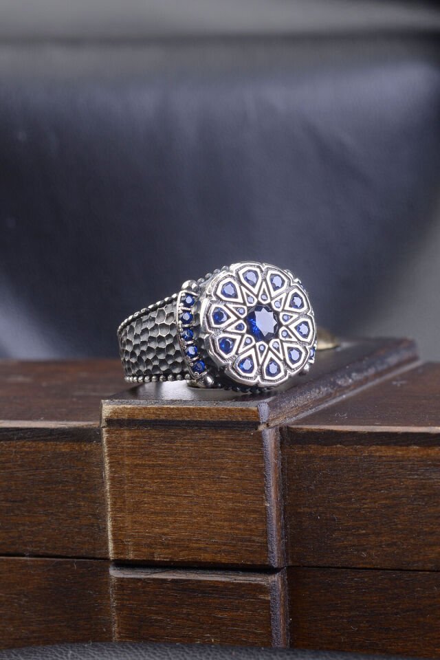 MAVİ DAMLA KESİM ZİRKON TAŞ YANLARI KARBON İŞEMELİ 925 AYAR GÜMÜŞ ERKEK YÜZÜK