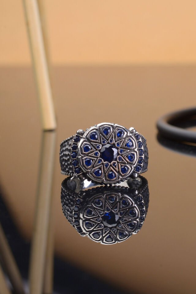 MAVİ DAMLA KESİM ZİRKON TAŞ YANLARI KARBON İŞEMELİ 925 AYAR GÜMÜŞ ERKEK YÜZÜK