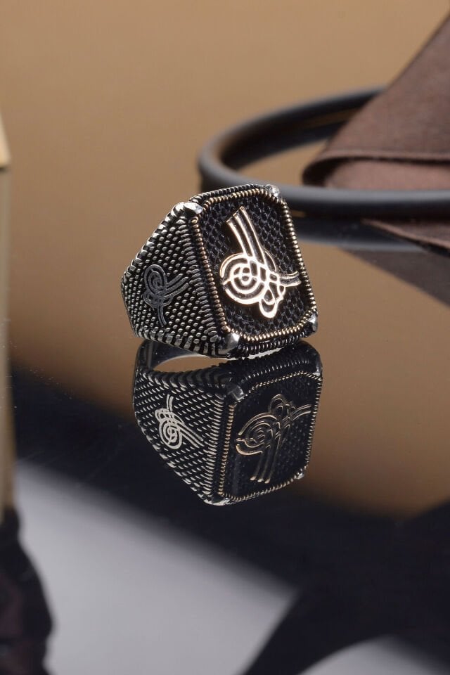 TUĞRA İŞLEMELİ KARE 925 AYAR GÜMÜŞ ERKEK YÜZÜK