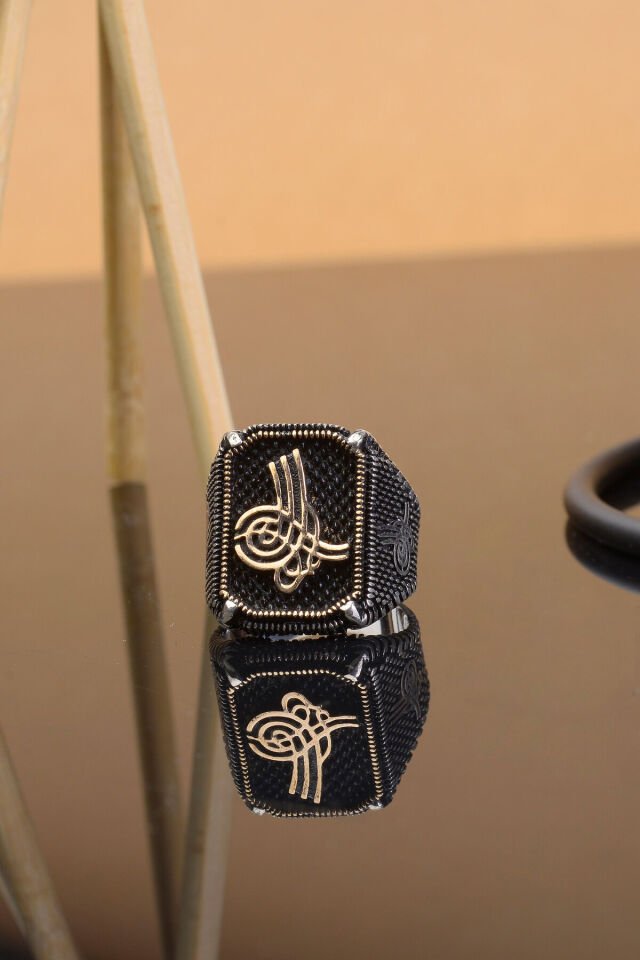 TUĞRA İŞLEMELİ KARE 925 AYAR GÜMÜŞ ERKEK YÜZÜK