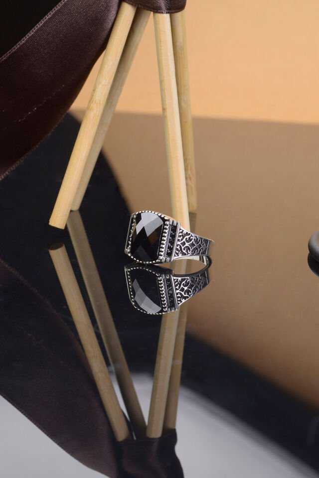 SİYAH ZİRKON TAŞLI YAN KENARI İŞEMELİ 925 AYAR GÜMÜŞ ERKEK YÜZÜK