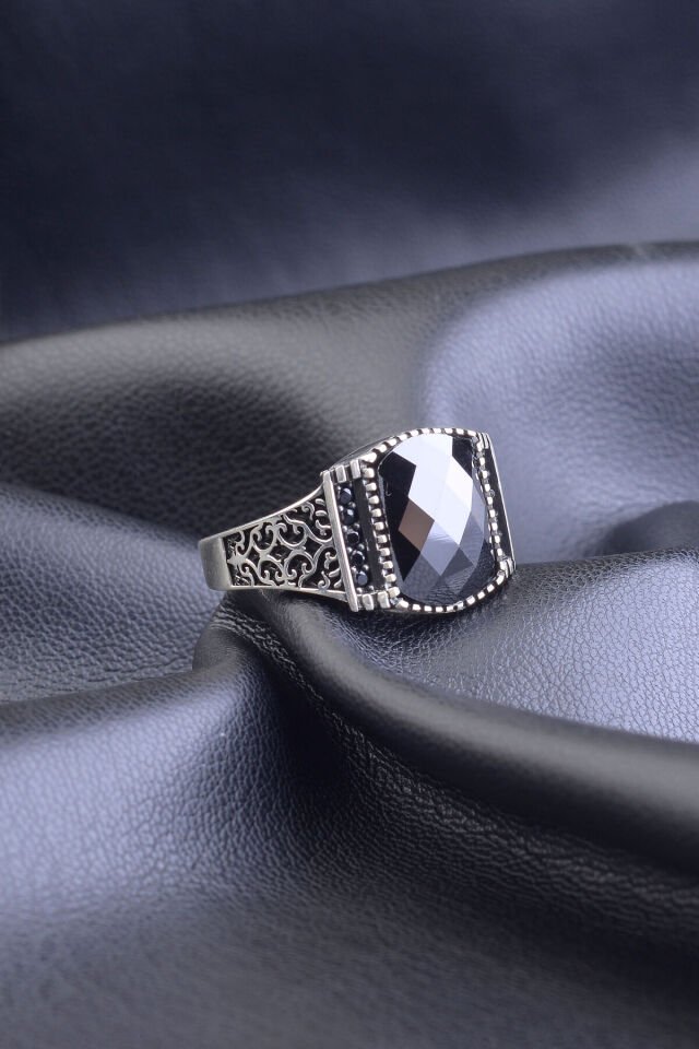 SİYAH ZİRKON TAŞLI YAN KENARI İŞEMELİ 925 AYAR GÜMÜŞ ERKEK YÜZÜK