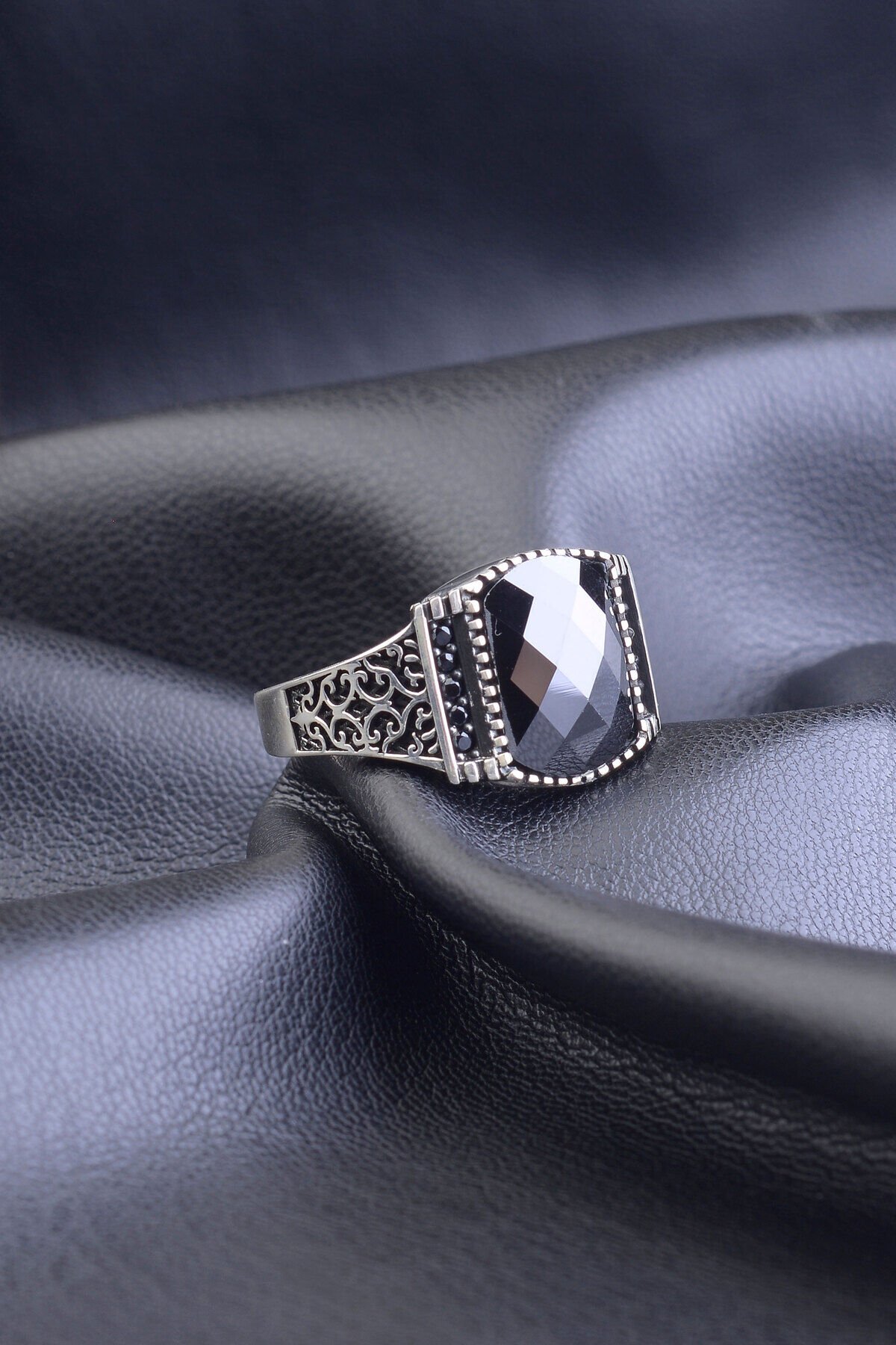 SİYAH ZİRKON TAŞLI YAN KENARI İŞEMELİ 925 AYAR GÜMÜŞ ERKEK YÜZÜK