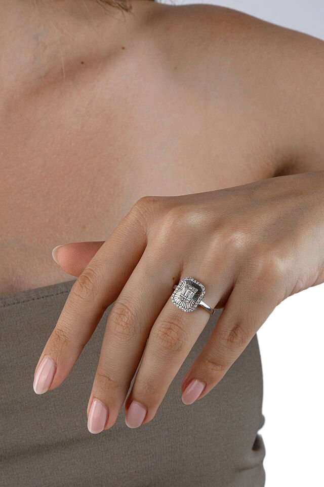 925 Ayar Gümüş Küçük Nervürlü Taşlı Baget Yüzük