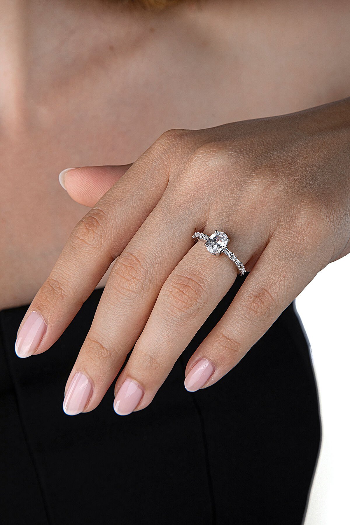 925 Ayar Gümüş Taşlı İnce Bantlı Oval Kesim Tektaş Yüzük