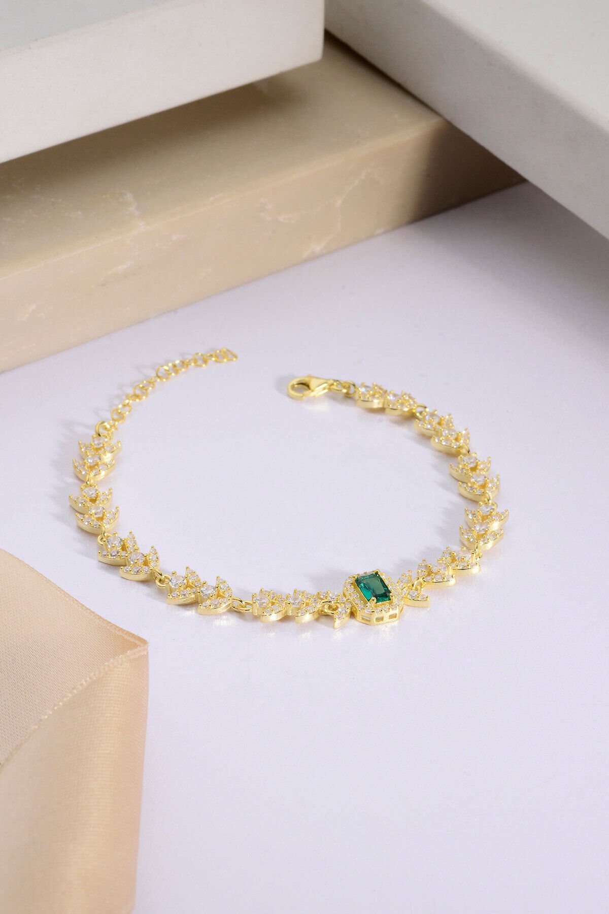 925 AYAR GÜMÜŞ ÜZERİ ALTIN KAPLAMA ZİRKON TAŞLI BAGET BİLEKLİK