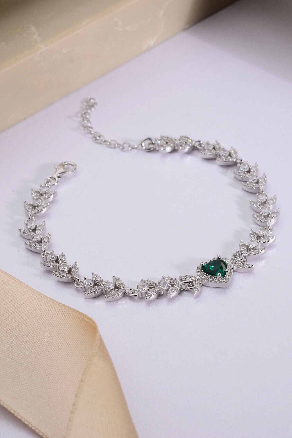 925 AYAR GÜMÜŞ KALPLİ YEŞİL ZİRKON TAŞLI BİLEKLİK