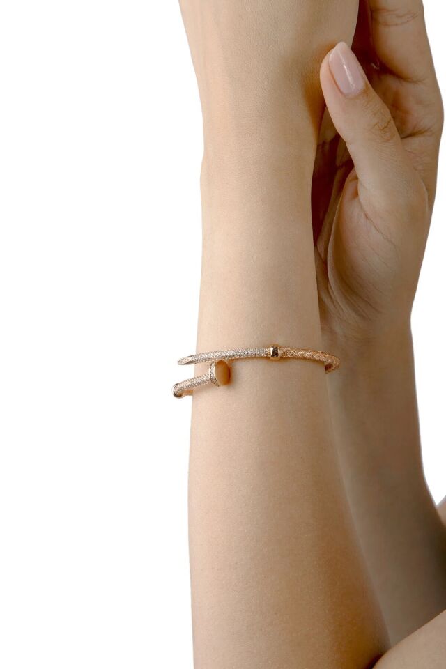 Pembe Altın Kaplama 925 Ayar Gümüş Çivi Motifli Taşlı Kelepçe Bilezik