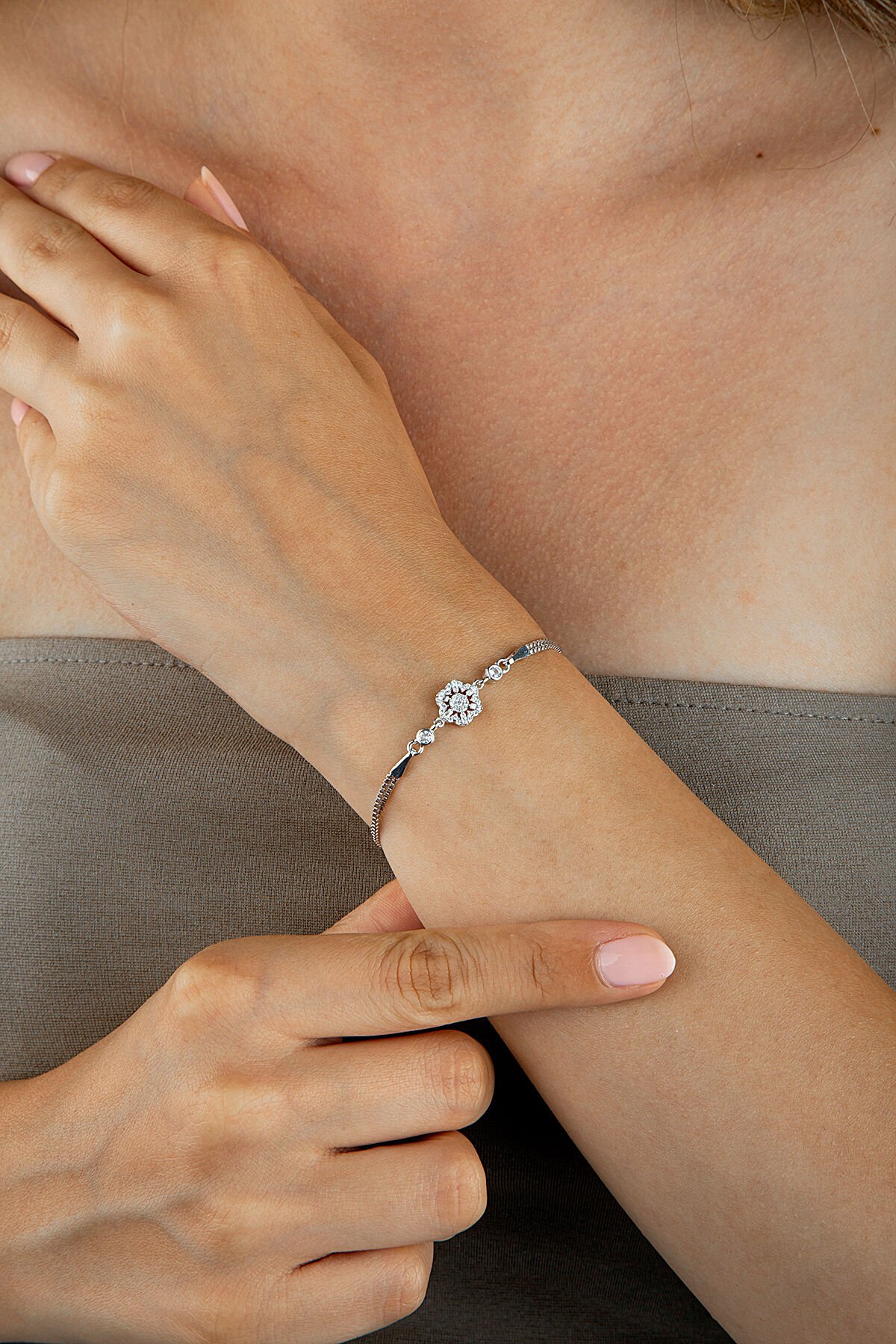 925 Ayar Gümüş Çiçek Motifli Taşlı Kutu Zincirli Bileklik