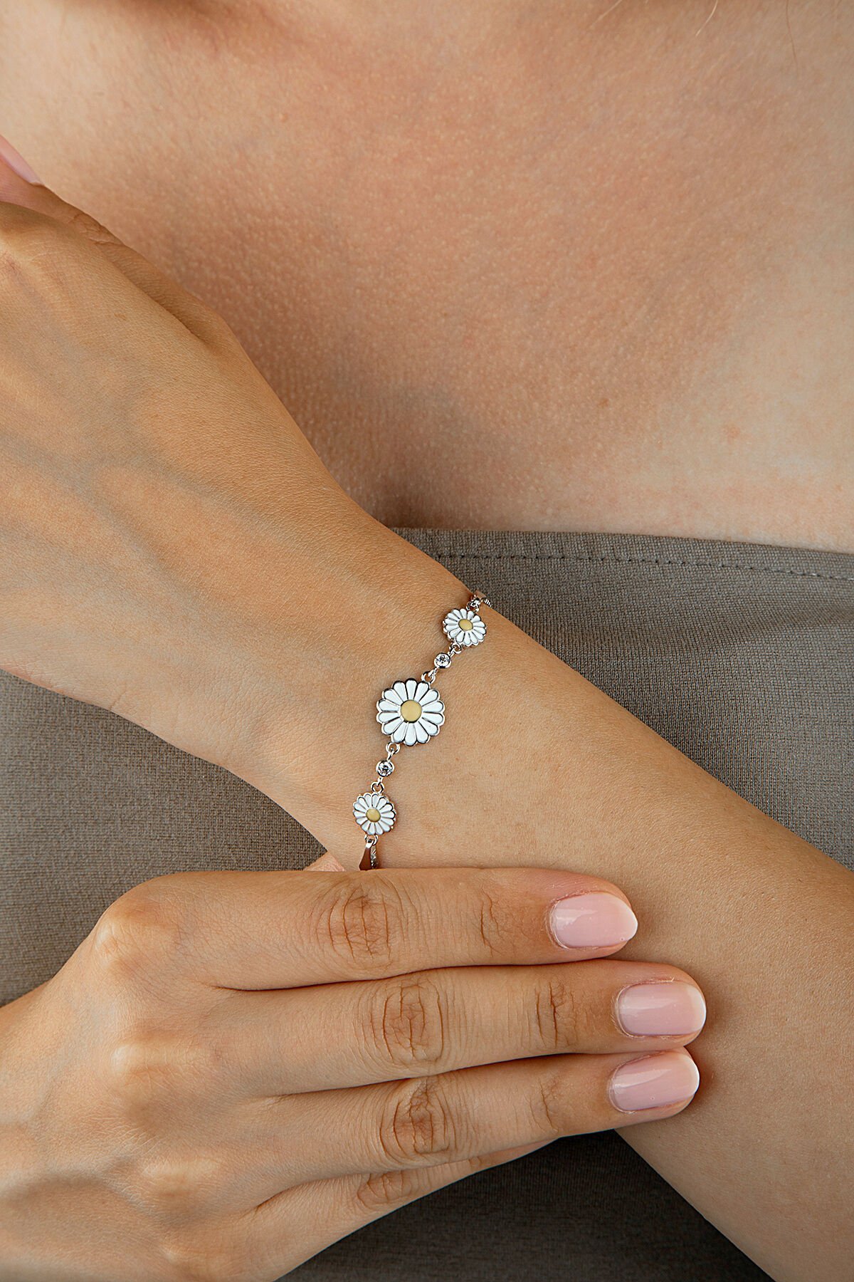 925 Ayar Gümüş Üçlü Papatya Motifli Mineli Kutu Zincirli Bileklik