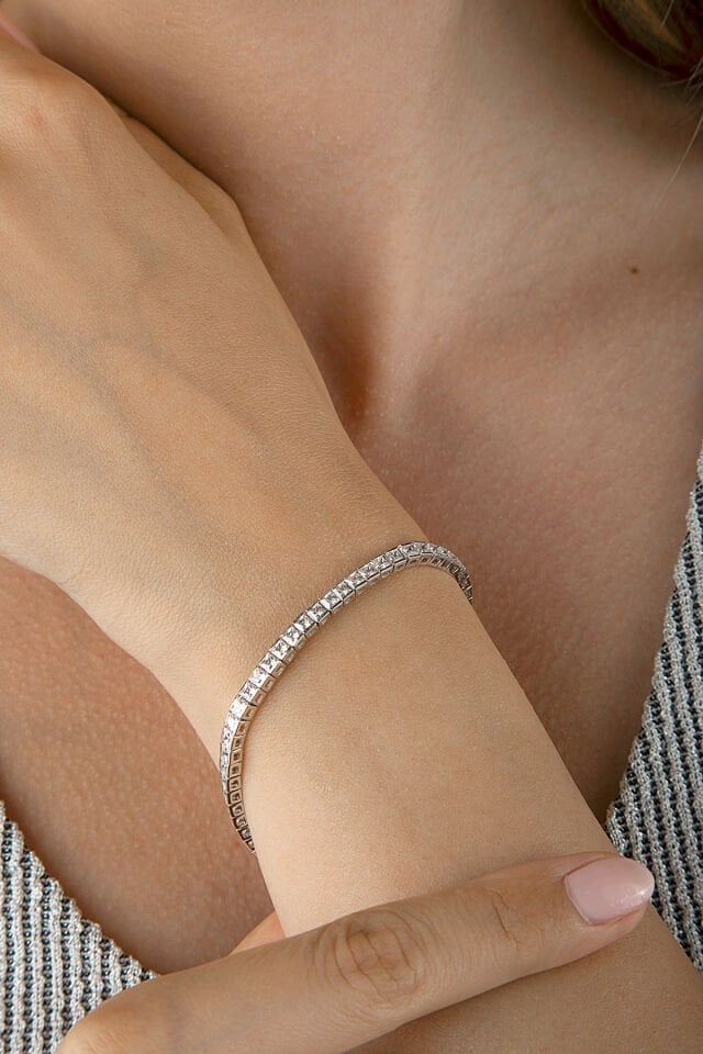 925 Ayar Gümüş Kare Kasalı 3mm Beyaz Taşlı Su Yolu Bileklik