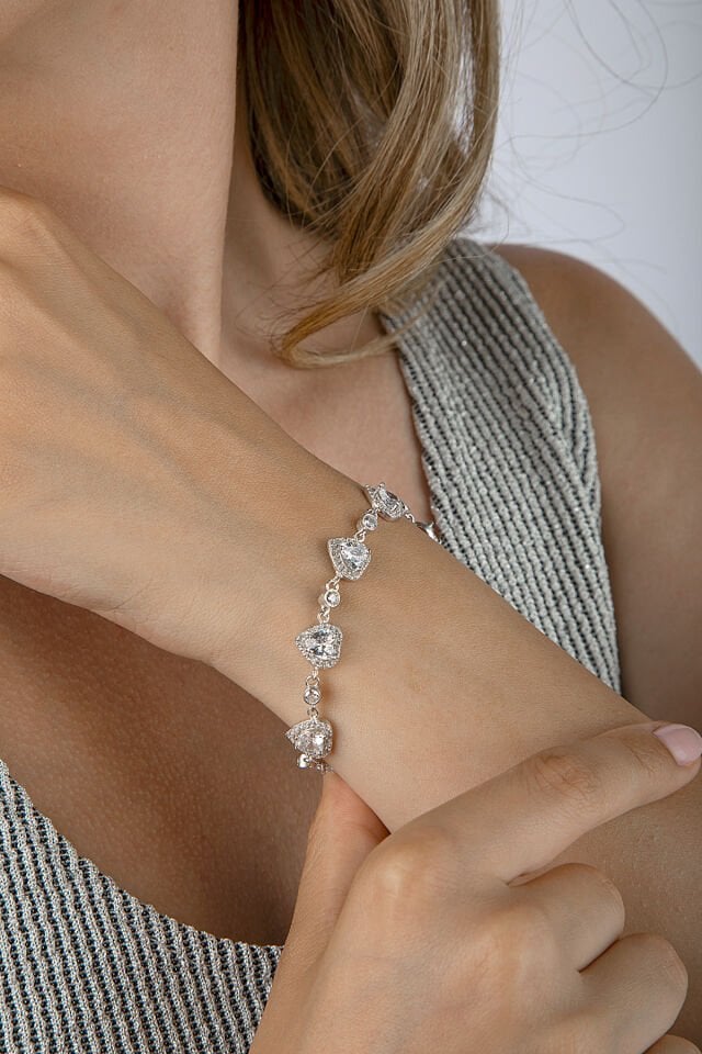 925 Ayar Gümüş Taş Çerçeveli Kalp Motifli Beyaz Taşlı Sıralı Bileklik